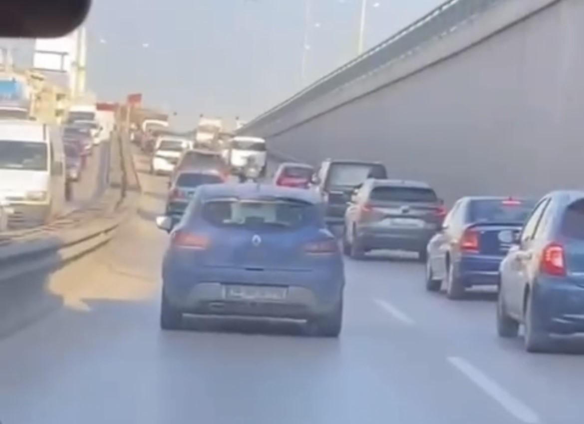 Bursa ‘Kaza geliyorum’ dedi, önce şeritten çıktı, sonra kaza yaptı Bursa’nın Osmangazi ilçesi İzmir Yolu Caddesi üzerinde ilerleyen sürücü, bir
