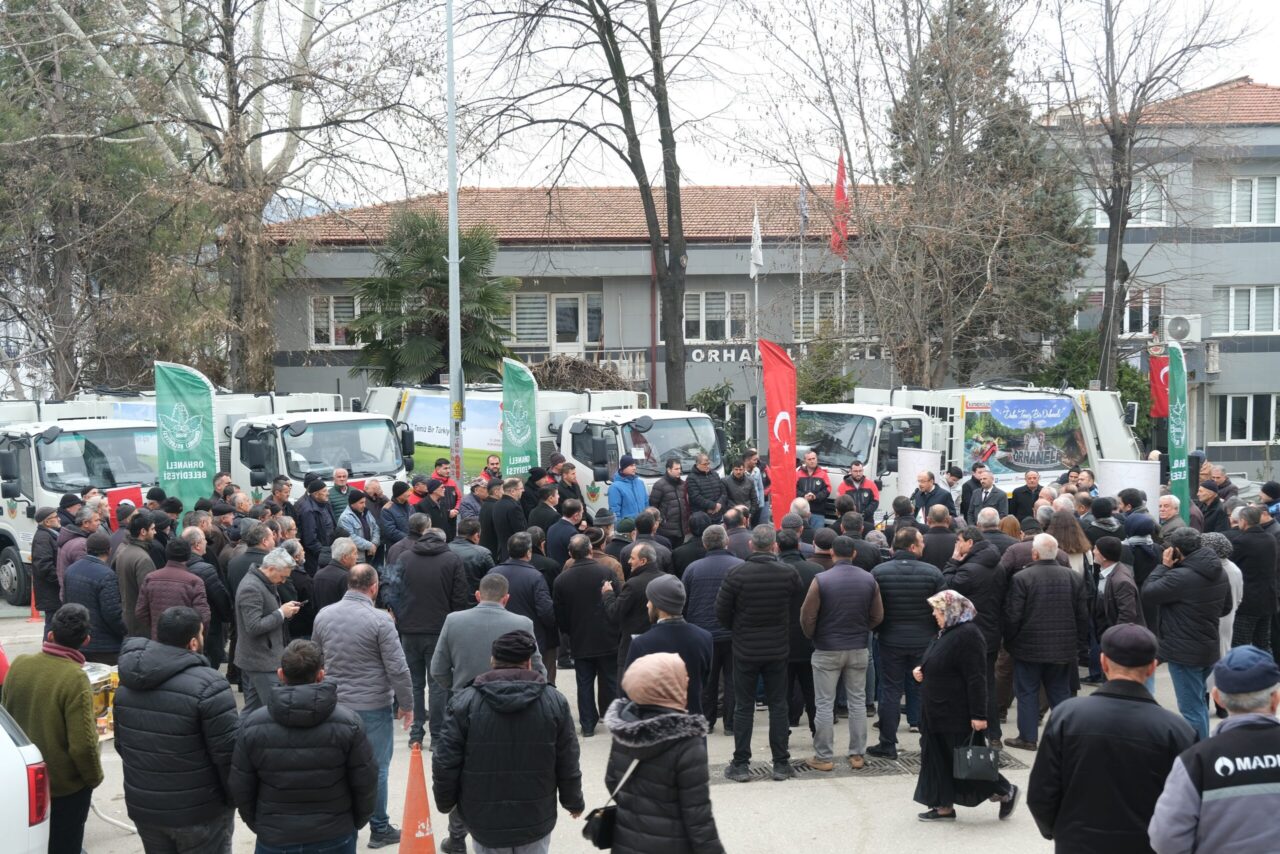 Orhaneli, yeni çöp araçlarına kavuştu Temizlik hizmetlerinin çevre temizliği ve toplum sağlığı açısından önemine değinen