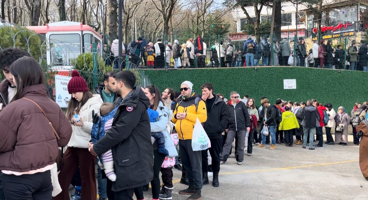 Teleferik arıza yapınca metrelerce kuyruk oluştu Türkiye’nin en büyük kış turizm merkezlerinden biri olan Uludağ’a çıkmak