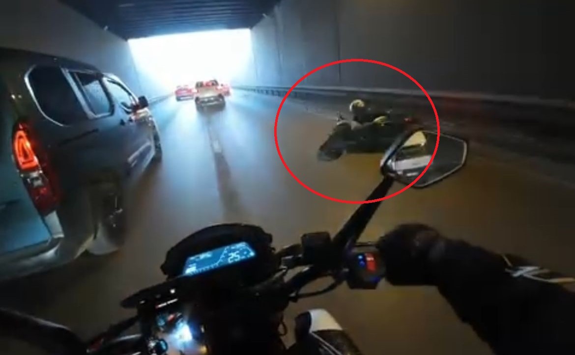 Bursa’da şerit değiştiren otomobile çarpan motosikletli böyle savruldu Bursa’nın Nilüfer ilçesi Orhaneli Kavşağı üzerinde seyir halinde bir motosikletli,