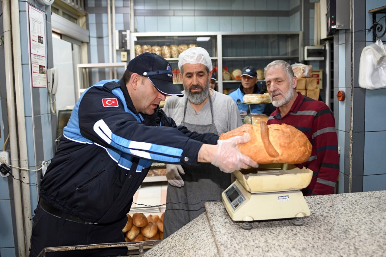 Osmangazi’de fırınlara ve tatlıcılara Ramazan denetimi Osmangazi Belediyesi, ilçe sakinlerinin huzur içinde bir Ramazan ayı geçirmeleri