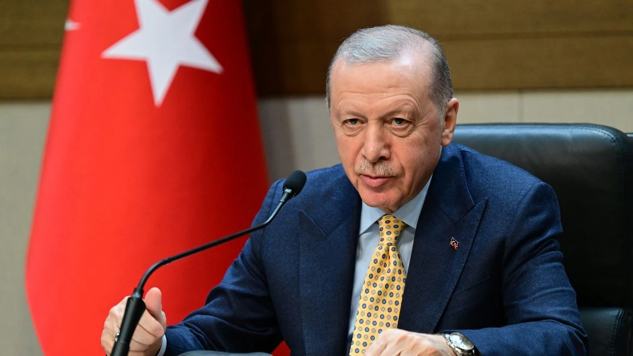 ‘Gazze’de ikinci Nekbe’ye kimsenin gücü yetmez’ Cumhurbaşkanı Recep Tayyip Erdoğan, Malezya’nın başkenti Kuala Lumpur’a gitti. Erdoğan’ı,