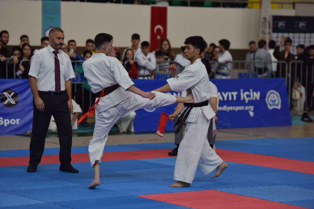 Bursa Yıldırım’da karate rüzgarı Naim Süleymanoğlu Spor Kompleksi’nde 6 kategoride düzenlenen şampiyonaya 25 şehir,