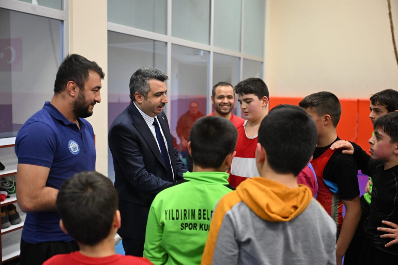 Başkan Yılmaz şampiyon güreşçilerle buluştu Başkan Yılmaz şampiyon güreşçilerle buluştu… Yıldırım Belediyesi, Türk kültürünün köklü