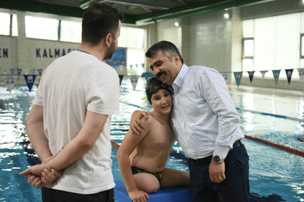Bursa’da başarı engel tanımadı! Yıldırım Belediye Başkanı Oktay Yılmaz, azimle attığı her kulaçta engellerin