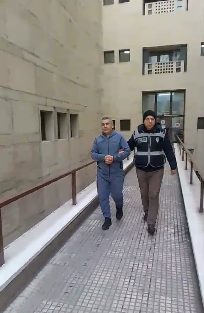Bursa’da 41 yıldır aranan firari yakalandı Bursa Asayiş Şube Müdürlüğü, İnfaz Büro Amirliği ekiplerince aranması olan