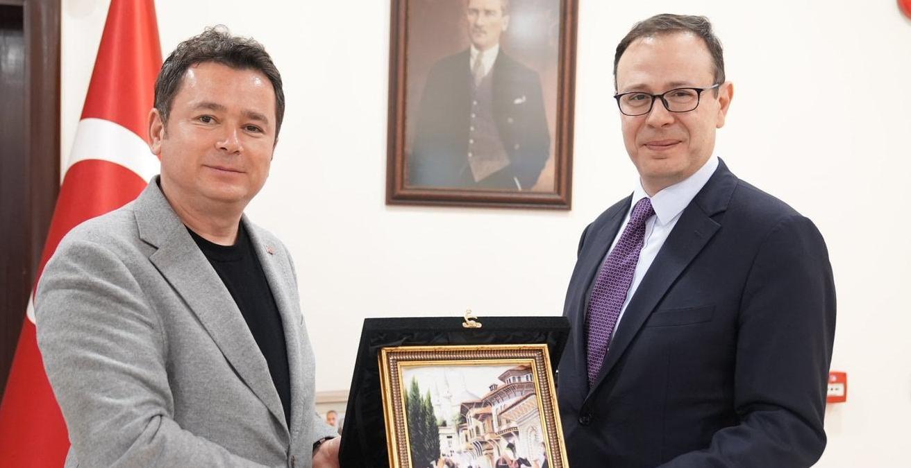 Başkan Aydın’dan Balkanlarda önemli temaslar Türkiye Cumhuriyeti Priştine Büyükelçisi Tunç Angılı’yı ve Türkiye Cumhuriyeti Prizren