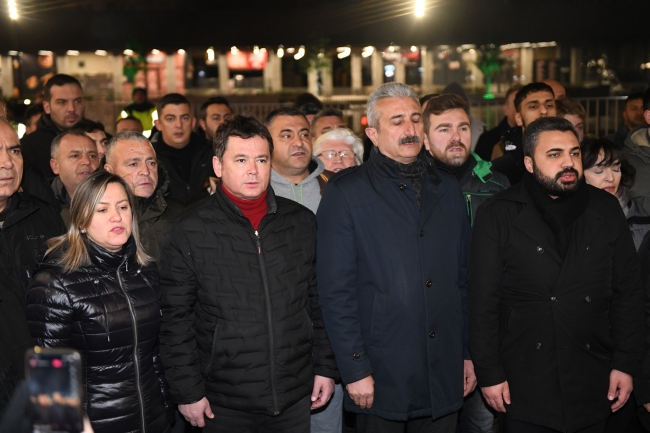 Bursa Osmangazi’de 4.17’de anma töreni Büyük felaketin meydana geldiği saat 04.17’de Osmangazi Meydanı’nda düzenlenen programda,