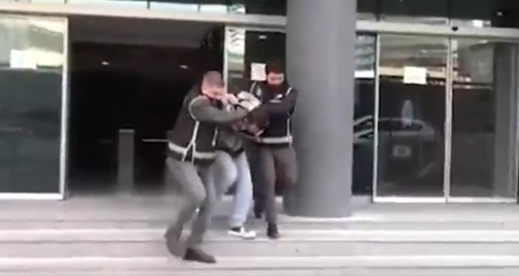 Bursa’da Mercek-28 operasyonu! Araçtan cephanelik çıktı Bursa İl Emniyet Müdürlüğü ekiplerince düzenlenen “MERCEK-28” operasyonunda bir araca