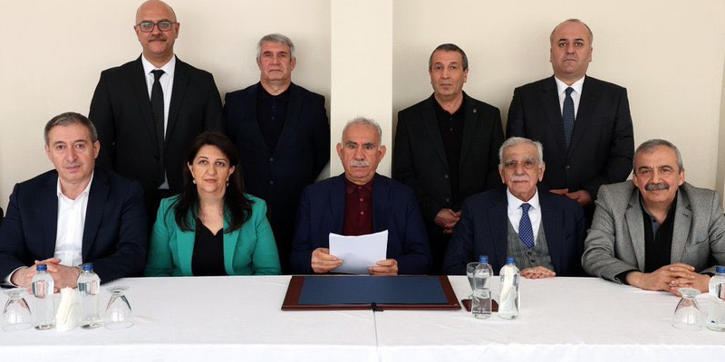 Öcalan’ın çağrısı resmen açıklandı! ‘PKK kendini feshetmeli’ İmralı Adası’nda terör örgütü başı Abdullah Öcalan’la görüşen DEM Parti