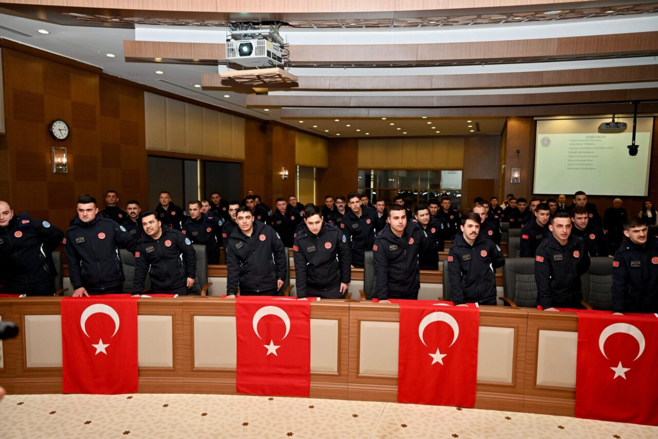 Bursa Büyükşehir’de memurların yemin heyecanı Bursa Büyükşehir Belediyesi’nde 83’ü itafiye eri, 1’i uzman yardımcısı ve