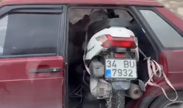 Bursa’da görenleri hayrete düşüren taşımacılık! Bursa’da cadde üzerinde kapısız araçla trafiğe çıkan sürücü, arka koltuğa
