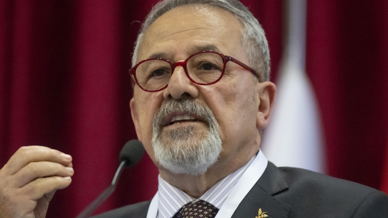 Naci Görür: Yakın olanlar dikkatli olsun! Yunanistan’ın Santorini Adası’nda eğitime bir gün ara verildi. “Bölgedeki depremler