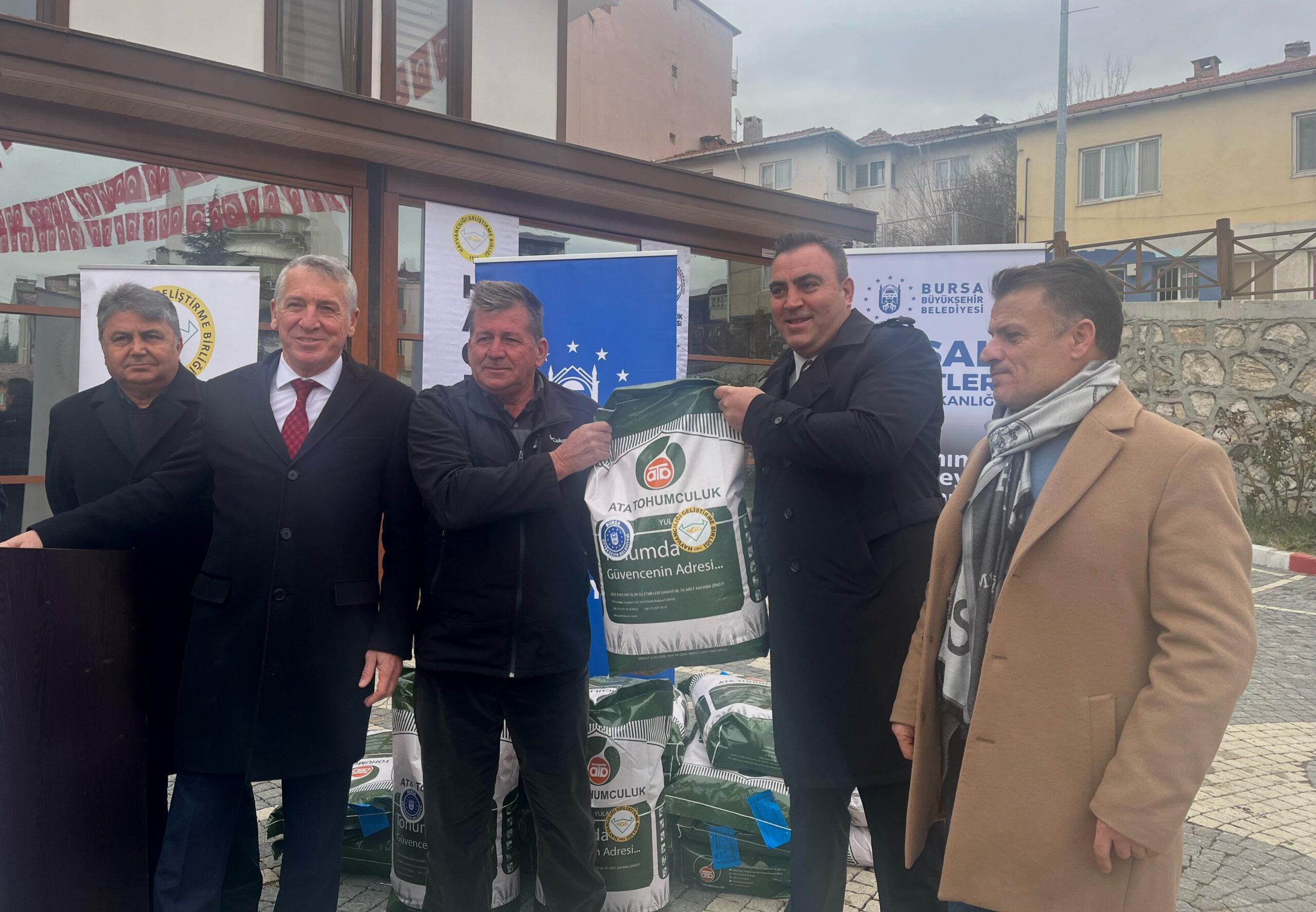 Bursa Büyükşehir’den çiftçiye tohum desteği Bursa’da fidan ve tohum temininden sulama borusu üretimine, ekipman desteğinden