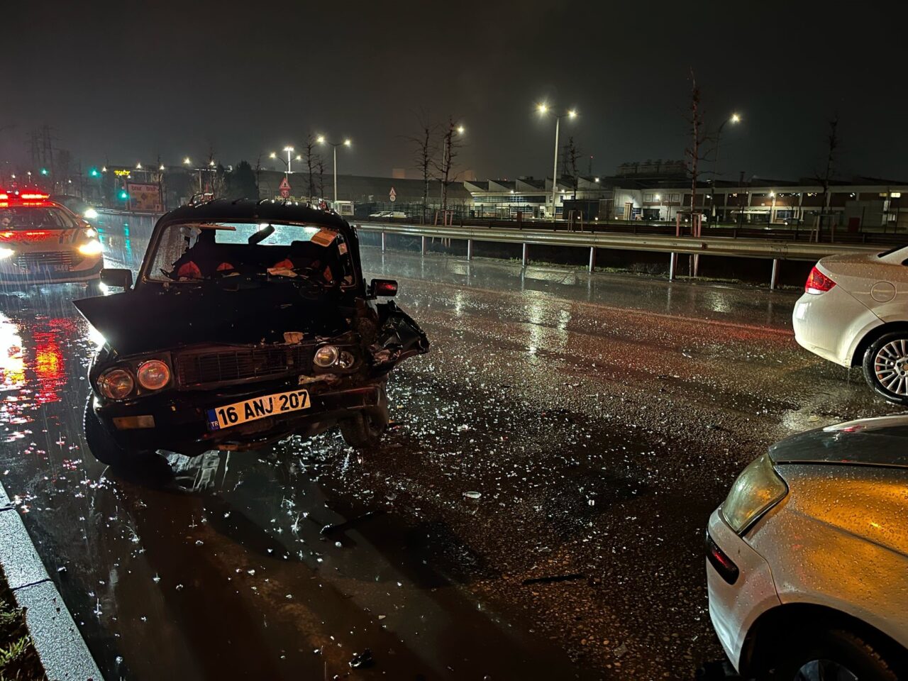 Bursa’da yağış kaza getirdi! 5 yaralı Kaza, merkez Osmangazi ilçesi İstanbul Yolu Caddesi Terminal mevkiinde meydana
