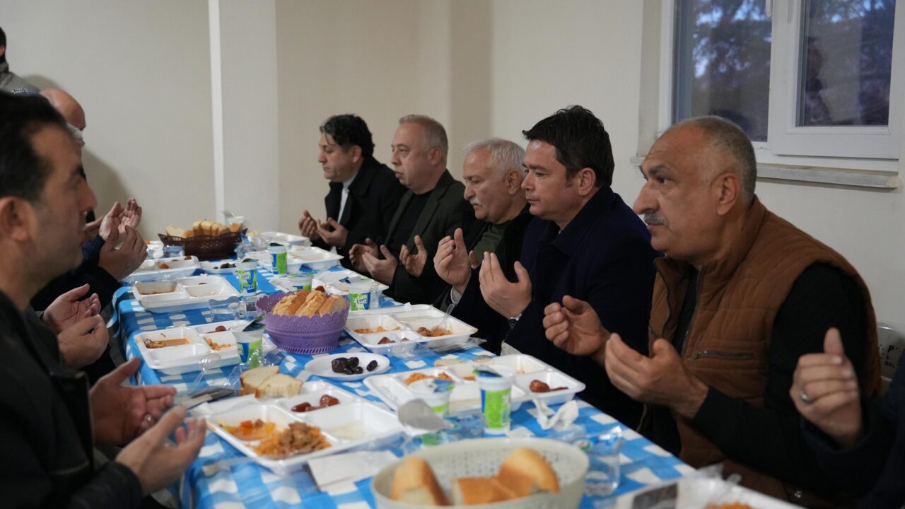 Başkan Aydın vatandaşlarla iftar yaptı Osmangazi Belediye Başkanı Erkan Aydın, Güneybudaklar Mahalle Muhtarlığı tarafından düzenlenen