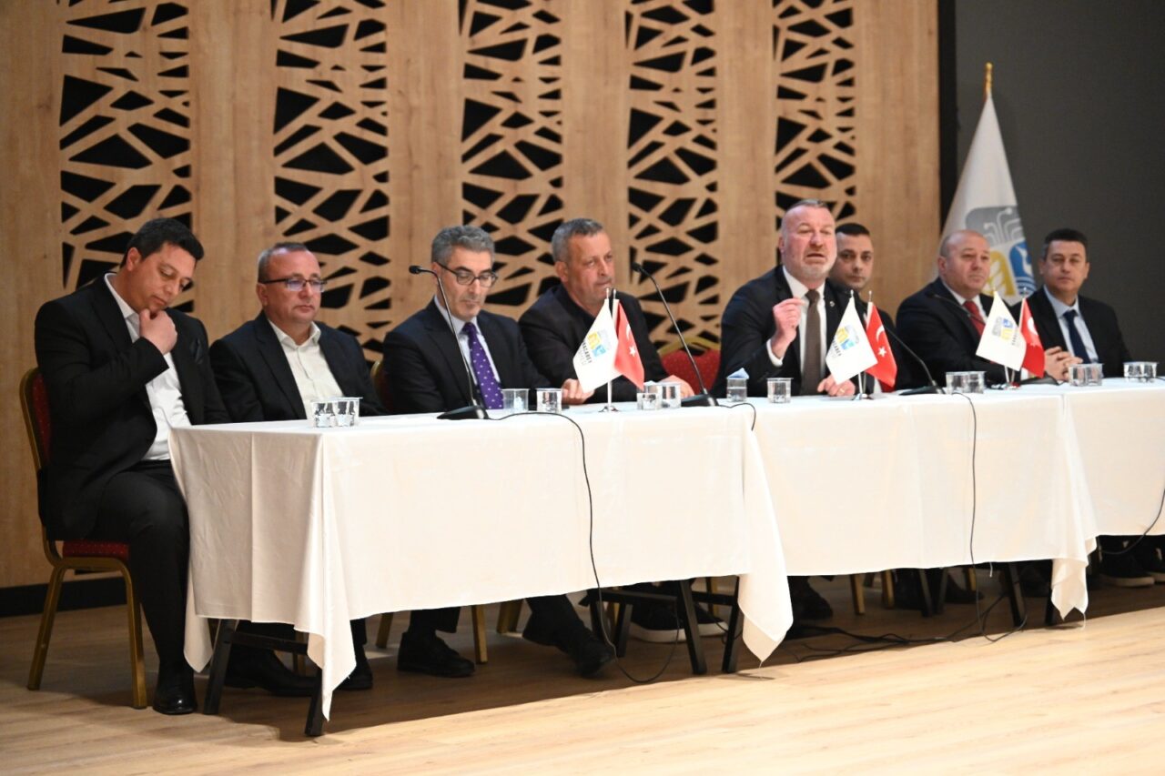 Karacabey’de tarımsal devrim Ergün Koç Kültür Merkezi’nde düzenlenen tanıtım programına siyasiler, sivil toplum