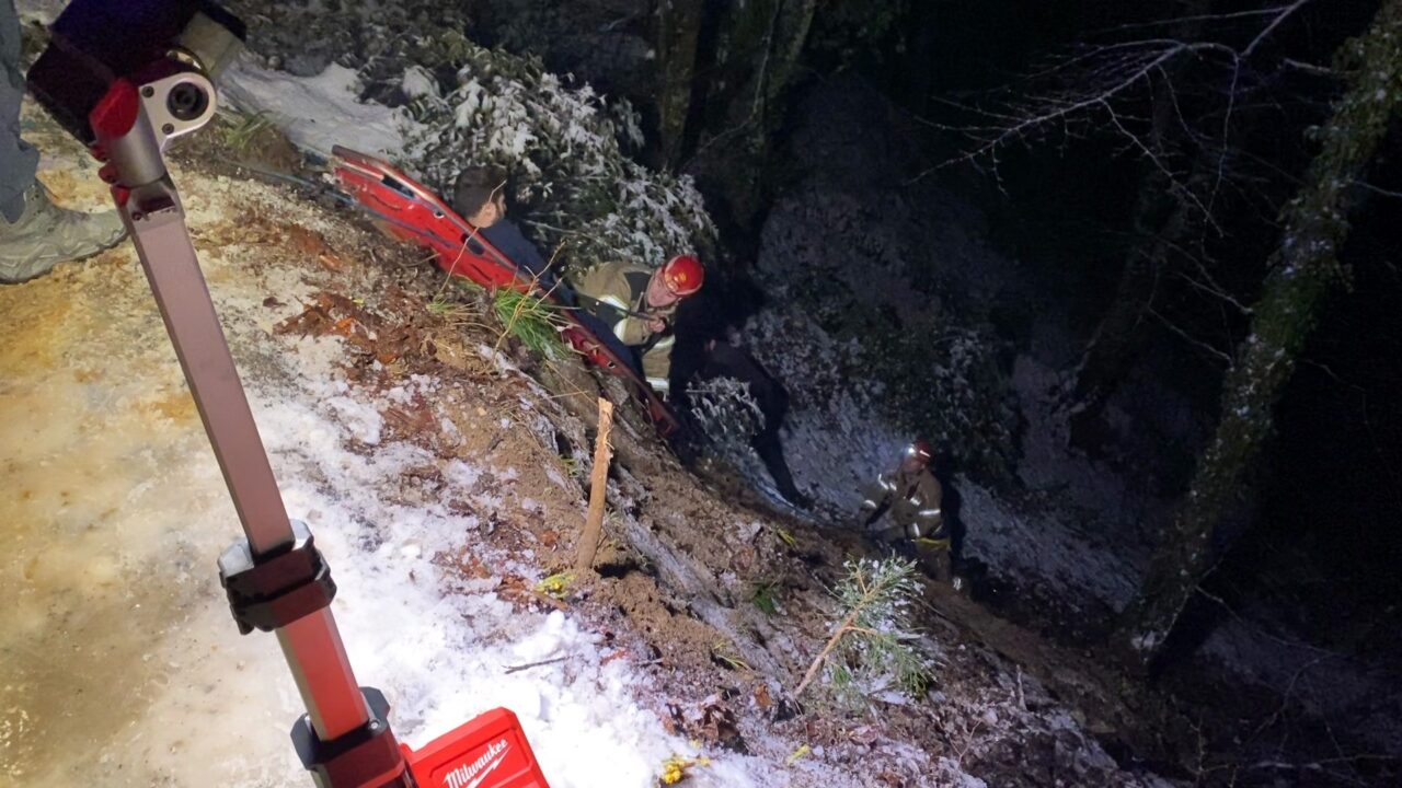 Bursa’da otomobil uçuruma yuvarlandı: 2’si ağır 5 yaralı Kaza, saat 20.30 sıralarında İnegöl’ün kırsal Çayyaka Mahallesi Boğazova mevkiinde