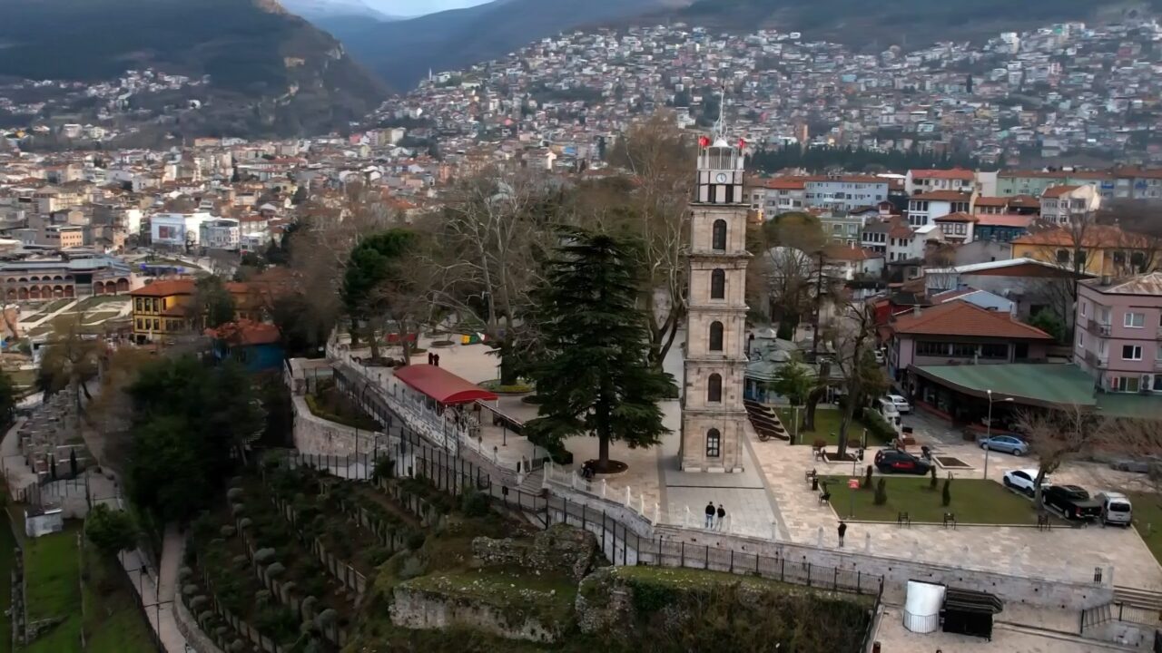 Bursa’da yüzlerce yıldır yapılan Ramazan geleneği… İftar ve sahur saatlerinde ses bombası, itfaiye ekiplerince patlatılıyor. İlk