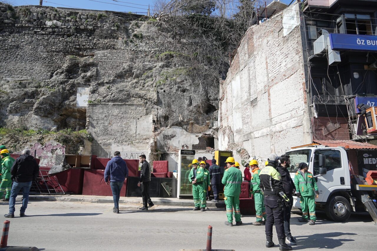 Tophane Surları’nın önündeki son binalar da yıkılıyor Tophane Surları’nın önündeki son binalar da yıkılıyor… Geçtiğimiz yıllarda Kavaklı