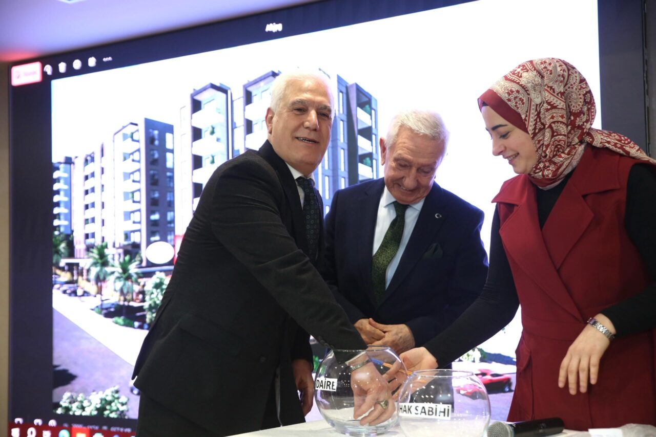 Bursa’da Kentsel Dönüşüm Projesi’nde kura heyecanı Yüzlerin gülümsediği kura töreninde konuşan Büyükşehir Belediye Başkanı Mustafa Bozbey,
