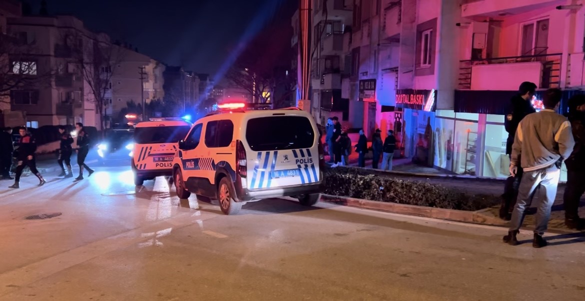 Bursa’da gece yarısı silahlı saldırı: 2 yaralı Olay, merkez Nilüfer ilçesi Dumlupınar Mahallesi üzerinde meydana geldi. Edinilen
