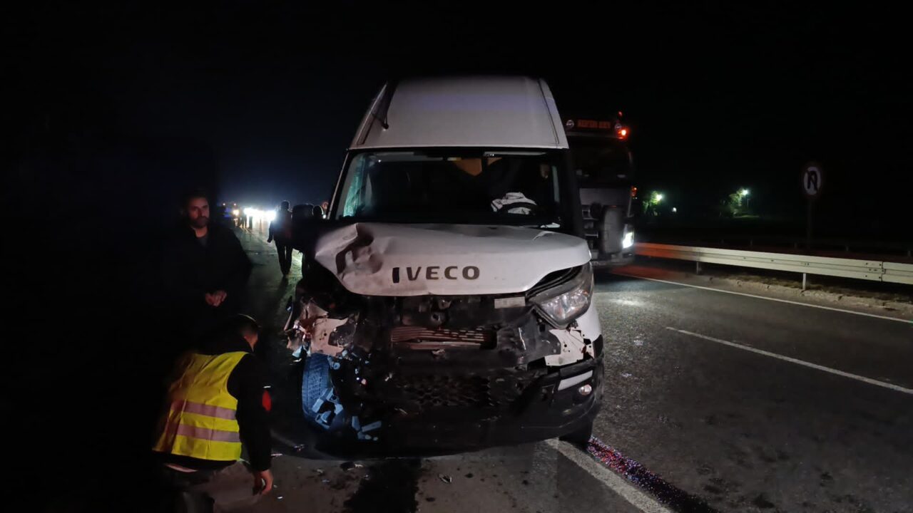 Bursa’da minibüs otomobille çarpıştı: 1 yaralı Kaza, saat 21.00 sıralarında Bursa-Ankara karayolu İnegöl girişinde meydana geldi.