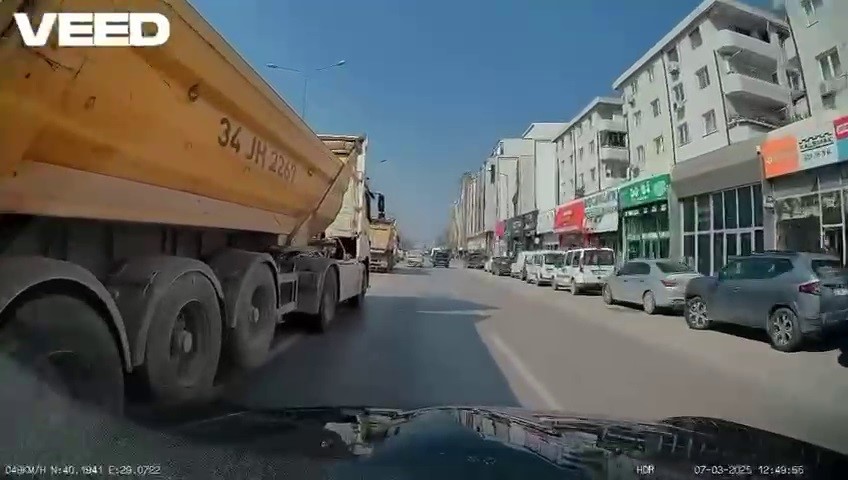 Bursa’da otomobilin önüne manevra yapan kamyon kamerada Olay, merkez Osmangazi ilçesi Ankara Yolu Caddesi’nde meydana geldi. Akan