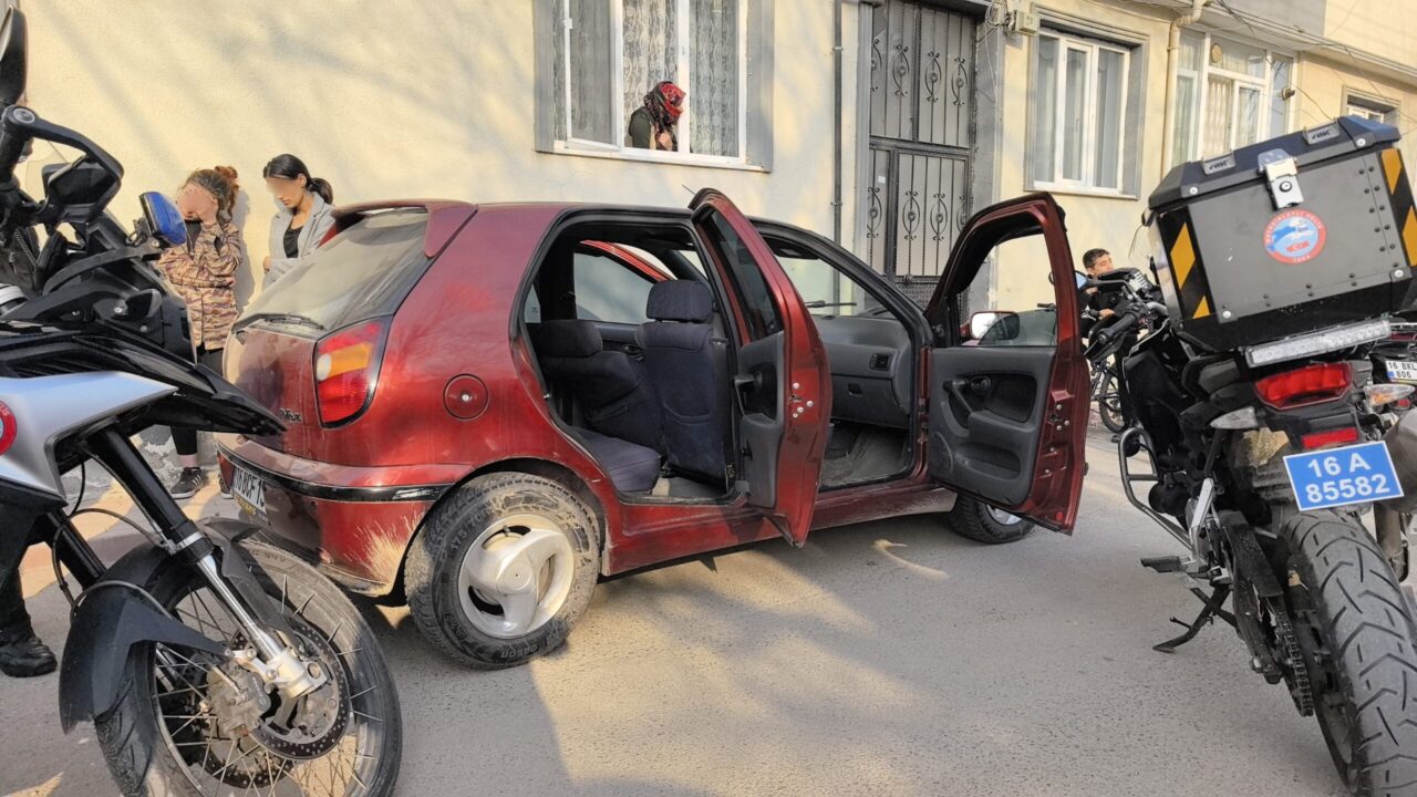 Bursa’da polisin ‘Dur’ ihtarından kaçan otomobil, uyuşturucu yuvası çıktı Bursa’nın İnegöl ilçesi Mesudiye Mahallesinde devriye gezen İnegöl İlçe Emniyet