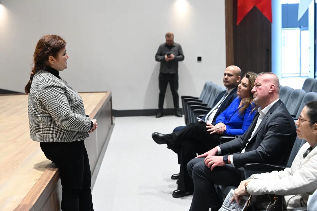 Mimar öğrenciler Karacabey Belediyesi binasını tasarlayacak Belediye Başkanı Fatih Karabatı, akademisyenler ve öğrencilerle bir araya gelerek