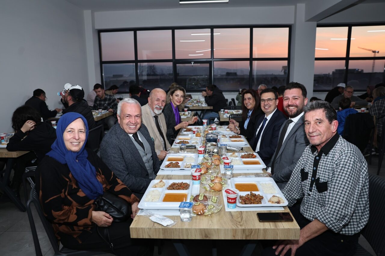 Başkan Şadi Özdemir aşevinde vatandaşlarla iftar yaptı Nilüfer Belediyesi, Ramazan ayı boyunca kentteki dayanışma ruhunu güçlendirmek ve
