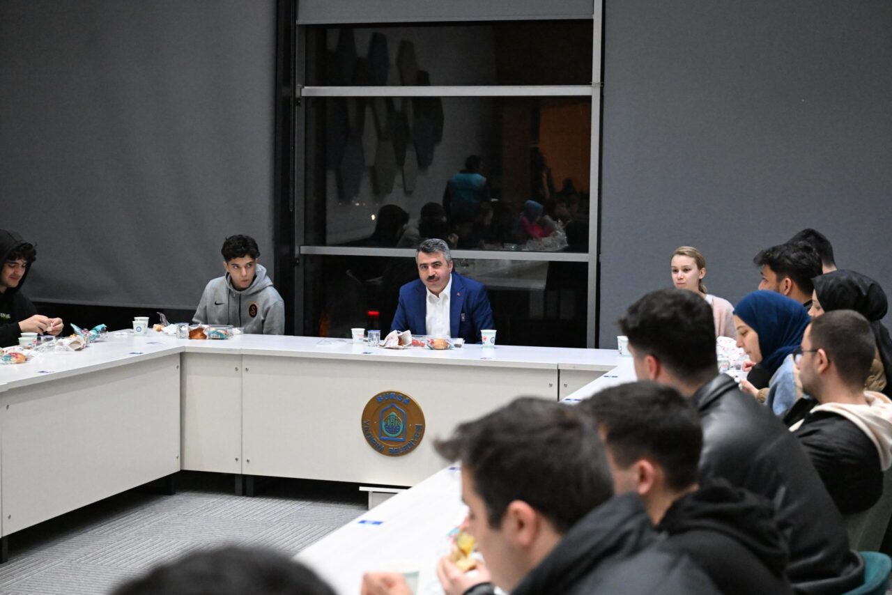 Başkan Yılmaz sahurda gençleri ağırladı Yıldırım Belediye Başkanı Oktay Yılmaz, 7/24 açık olan Mümine Şeremet