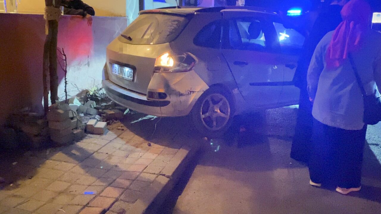 Bursa’da ticari araç ile otomobil çarpıştı: 5 yaralı Kaza, saat 21.00 sıralarında Ahmet Türkel Çevre Yolu üzerinde meydana