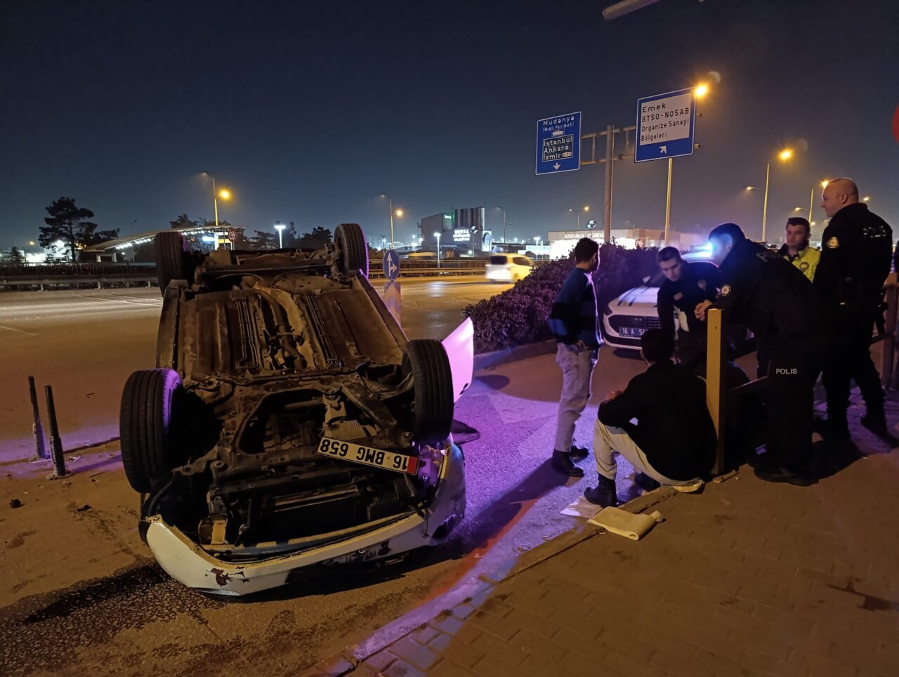 Bursa’da 3 aracın karıştığı zincirleme kazada 5 kişi yaralandı Kaza, saat 23.30 sıralarında merkez Osmangazi ilçesi Emek Adnan Menderes