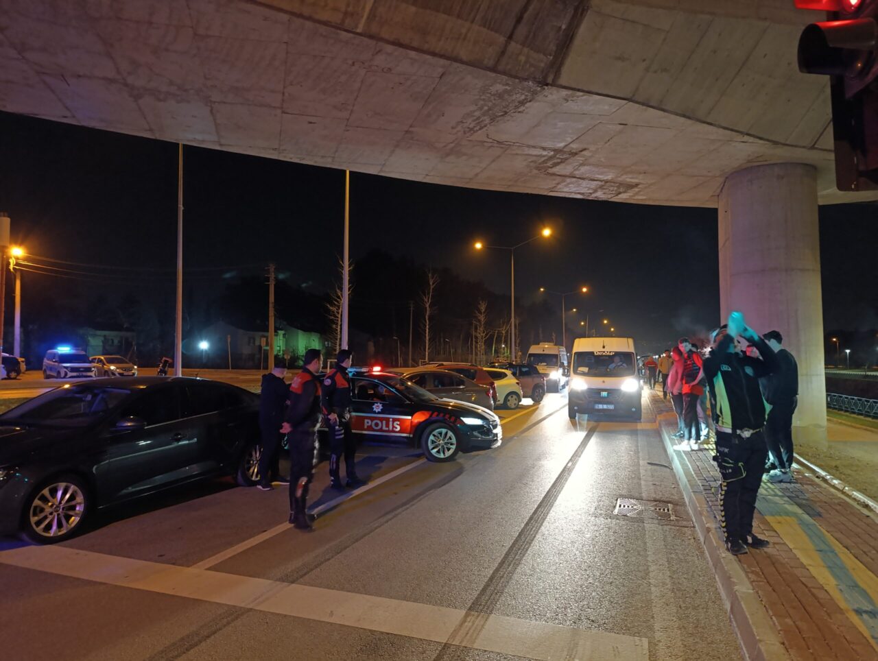 Bursa’da yolun karşısına geçen 2 kişiye hafif ticari araç çarptı Kaza, saat 00.30 sıralarında merkez Osmangazi ilçesi İstiklal Mahallesi Fuat