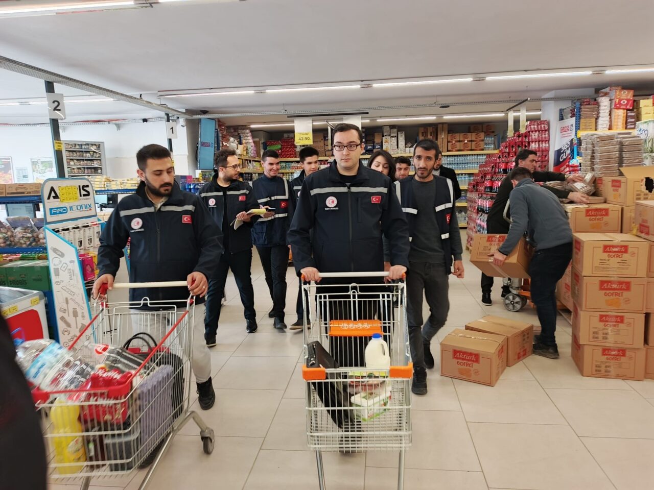 Bursa’da Ramazan ve bayram denetimleri devam ediyor Bursa’da market raflarındaki fiyat etiketlerini kontrol eden ekipler, kasalarda ise