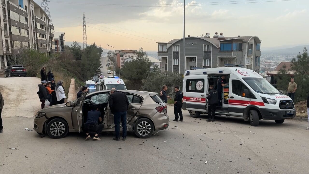 Bursa’da iki otomobil çarpıştı: 4 yaralı Edinilen bilgiye göre, kaza saat 18.00 sıralarında Vanimehmet Mahallesi 124.
