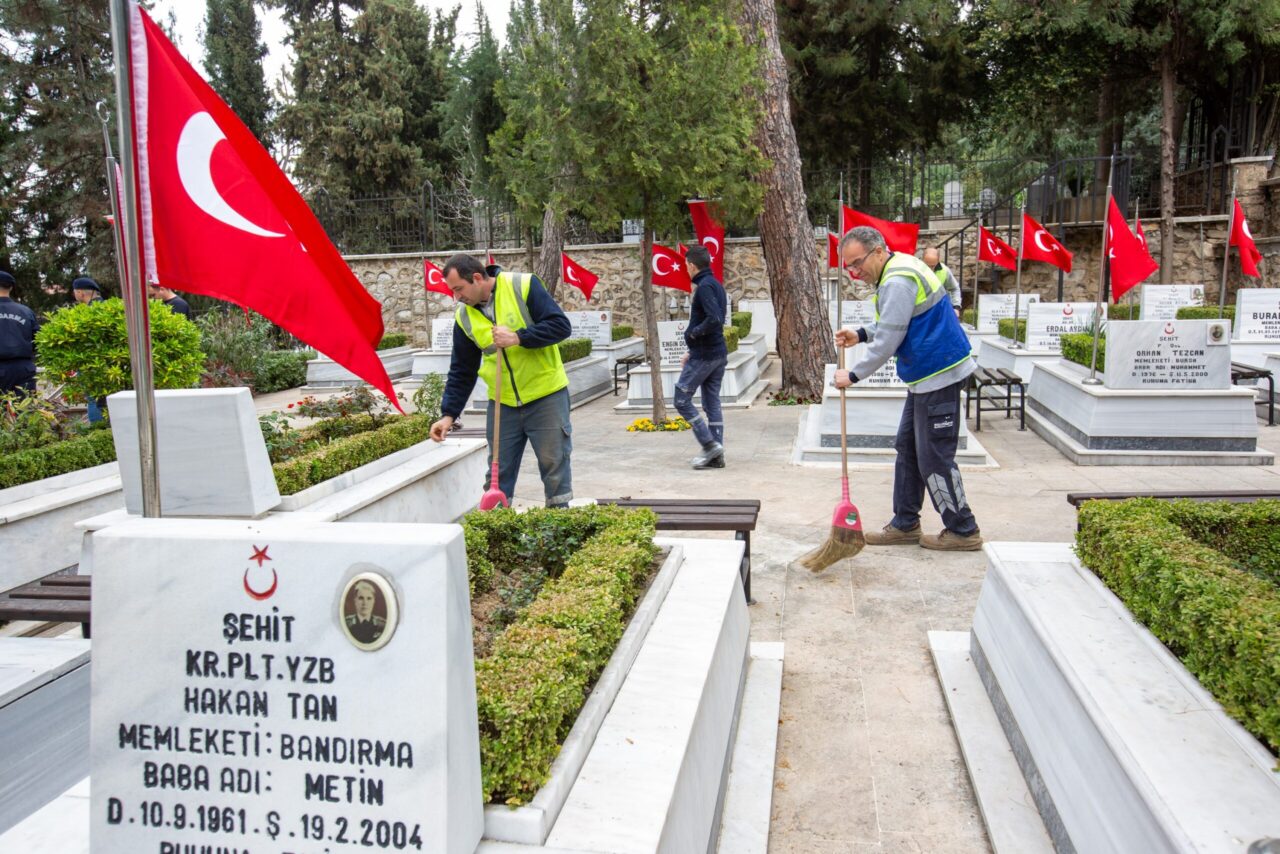 Bursa Büyükşehir’den şehitliklerde titiz çalışma Büyükşehir Belediyesi, vatandaşların 18 Mart Çanakkale Zaferi ve Şehitleri Anma