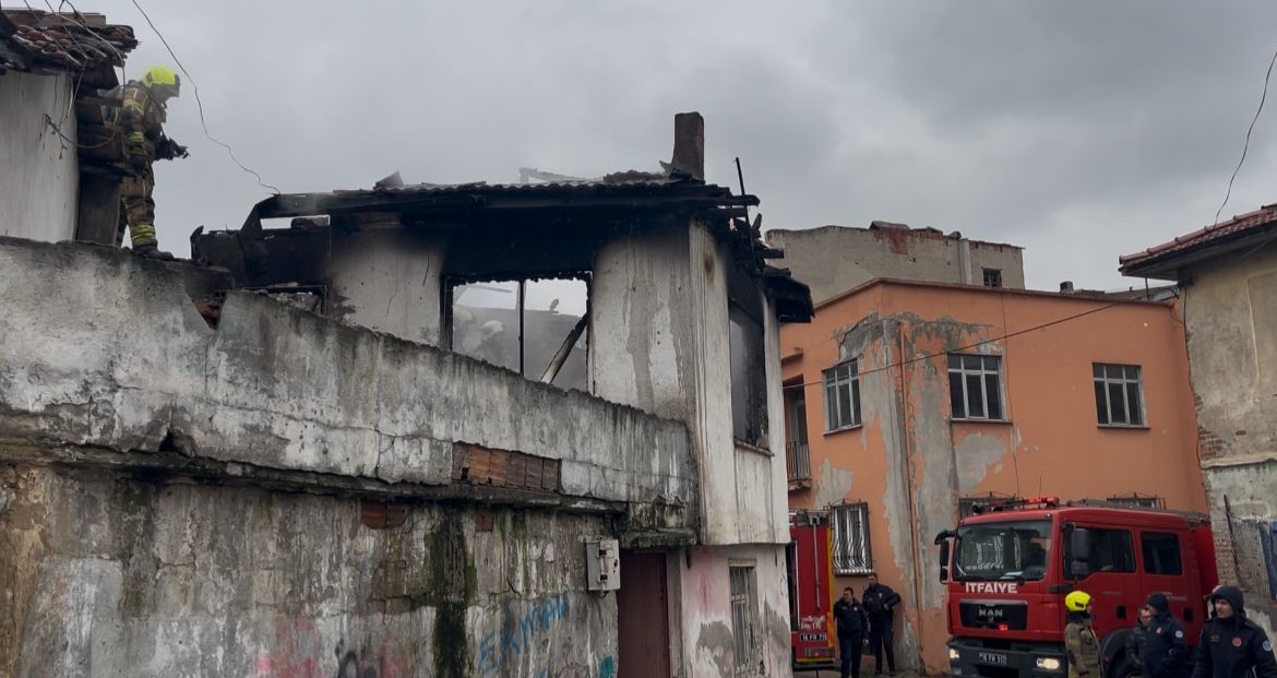 Bursa’da metruk bina alevlere teslim oldu Yangın, saat 16.00 sıralarında merkez Yıldırım ilçesi Beyazıt mahallesi 1.