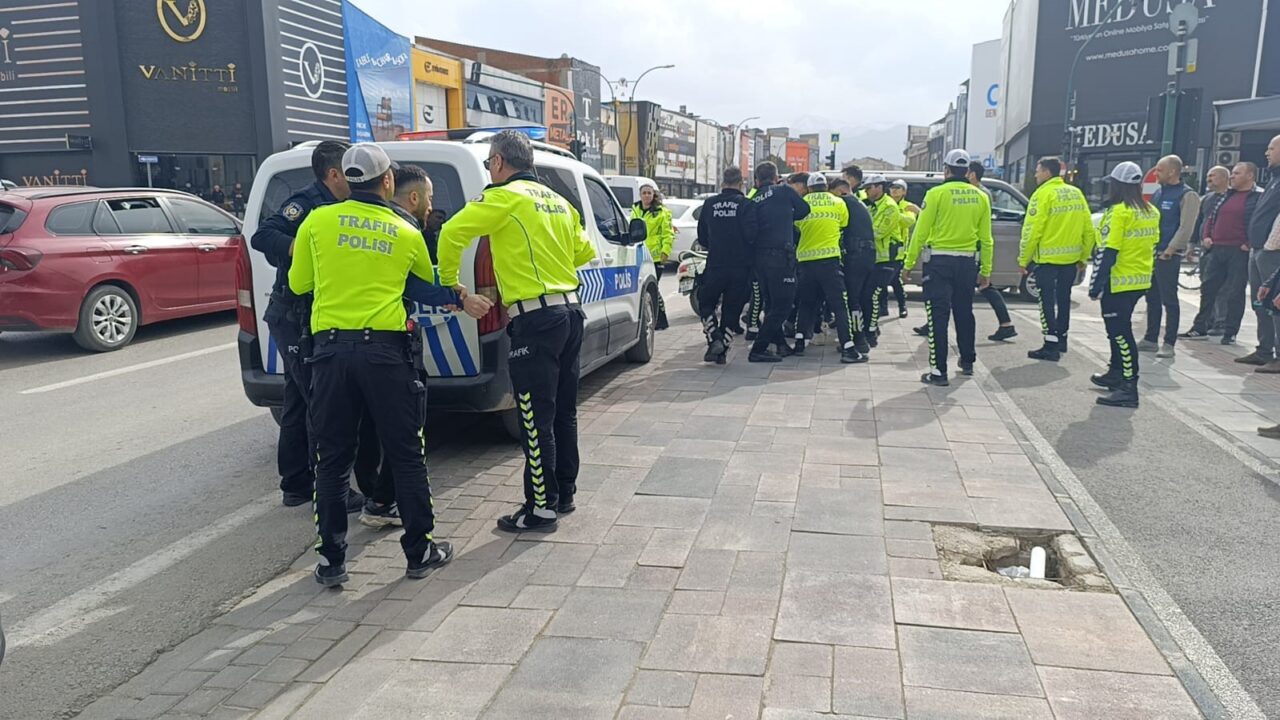 İnegöl’de kasktan ceza yedi ekiplere zor anlar yaşattı! İnegöl Emniyet Müdürlüğü Trafik Büro Amirliği ekipleri, Mahmudiye Mahallesi Ertuğrulgazi