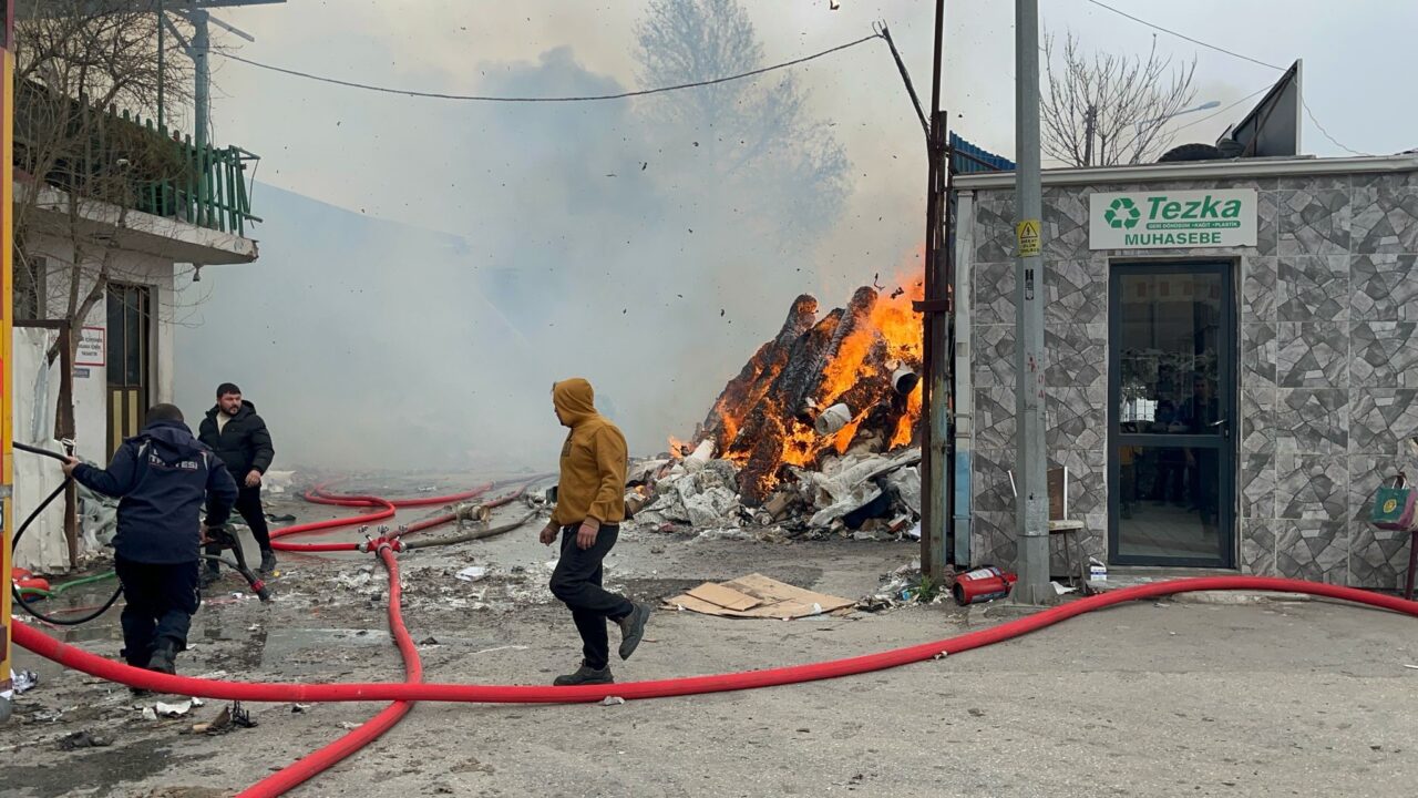 Bursa’da geri dönüşüm tesisinde yangın Yangın, saat 13.30 sıralarında merkez Osmangazi ilçesi Veysel Karani Mahallesi’nde