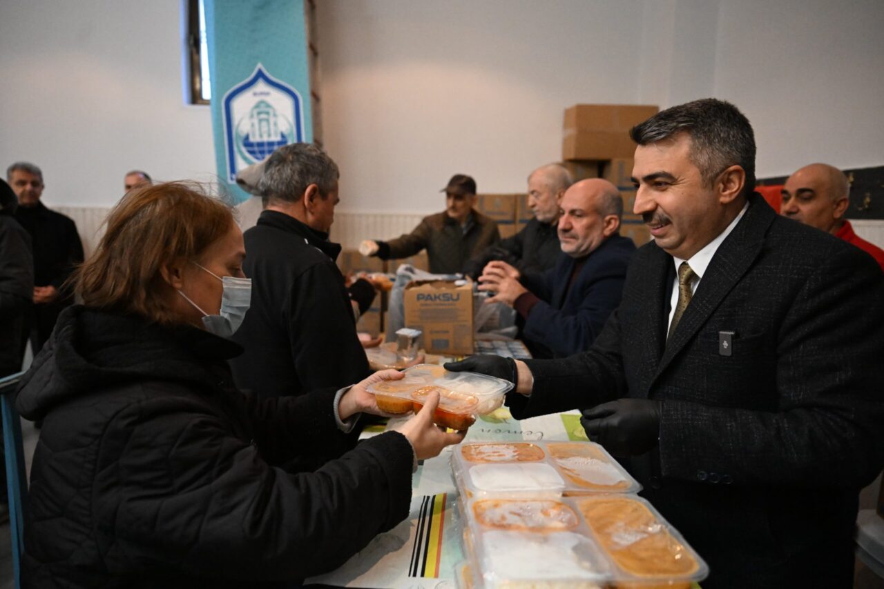 Başkan Yılmaz, Yıldırımlılarla iftar sofrasında buluştu Yıldırım Belediye Başkanı Oktay Yılmaz, Şükraniye Sarı Camii’nde Yıldırım Belediyesi
