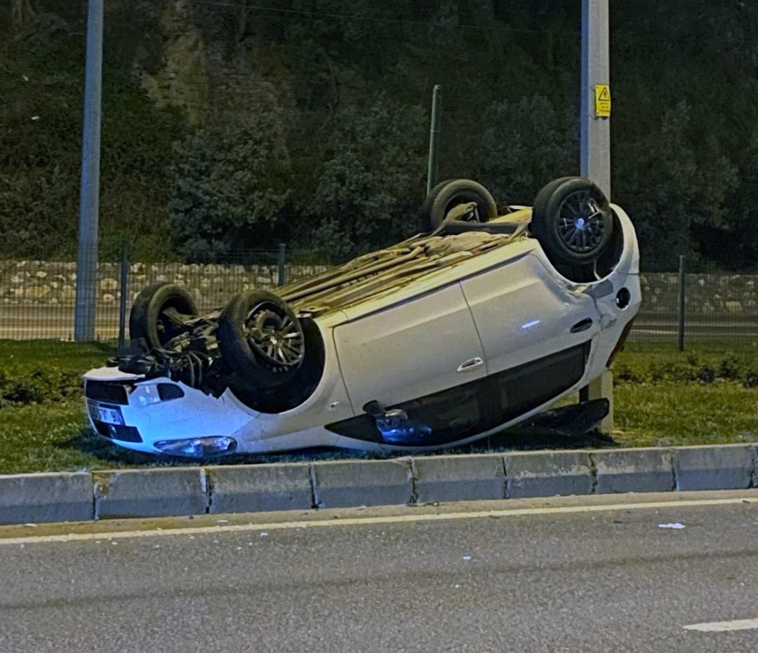 Bursa’da takla atan otomobildeki 2 kişi yaralandı Kaza, Mudanya ilçesi Güzelyalı Kavşağı’nda meydana geldi. İ.F.T. idaresindeki 16