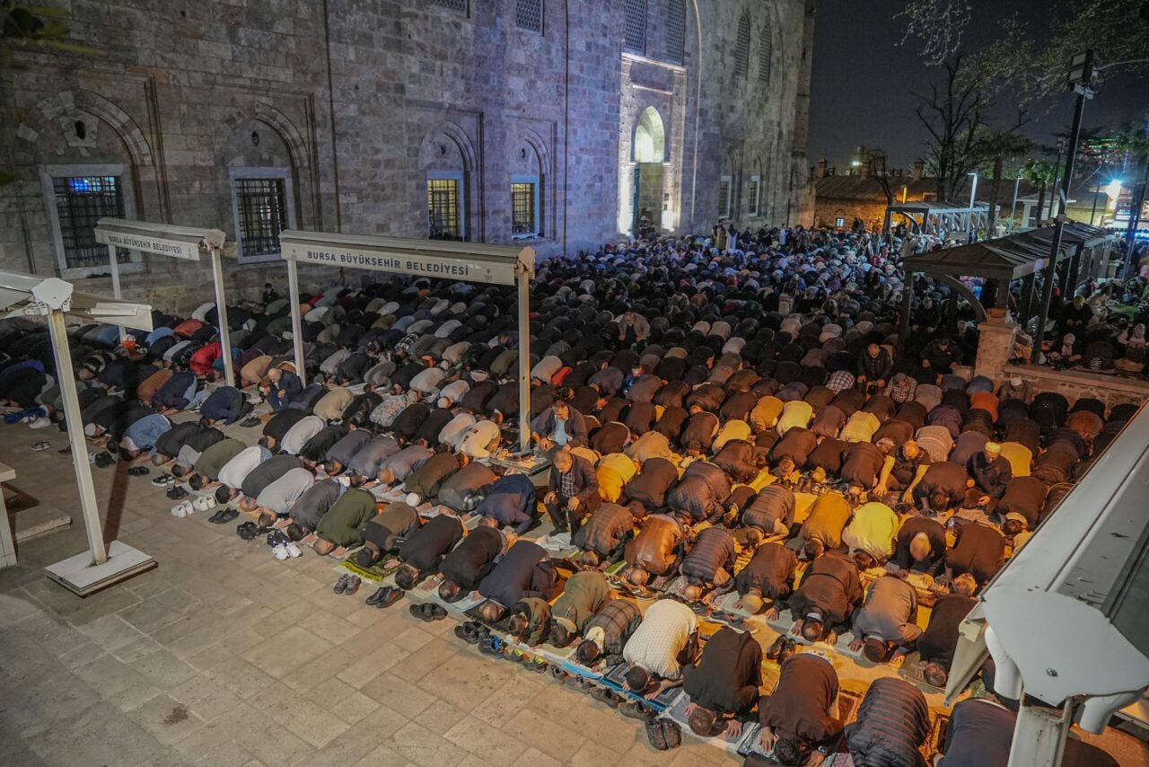 Bursalılar Kadir Gecesi’nde Ulu Cami’ye akın etti İslam aleminin en önemli gecelerinden biri olan Kadir Gecesi Bursa’da
