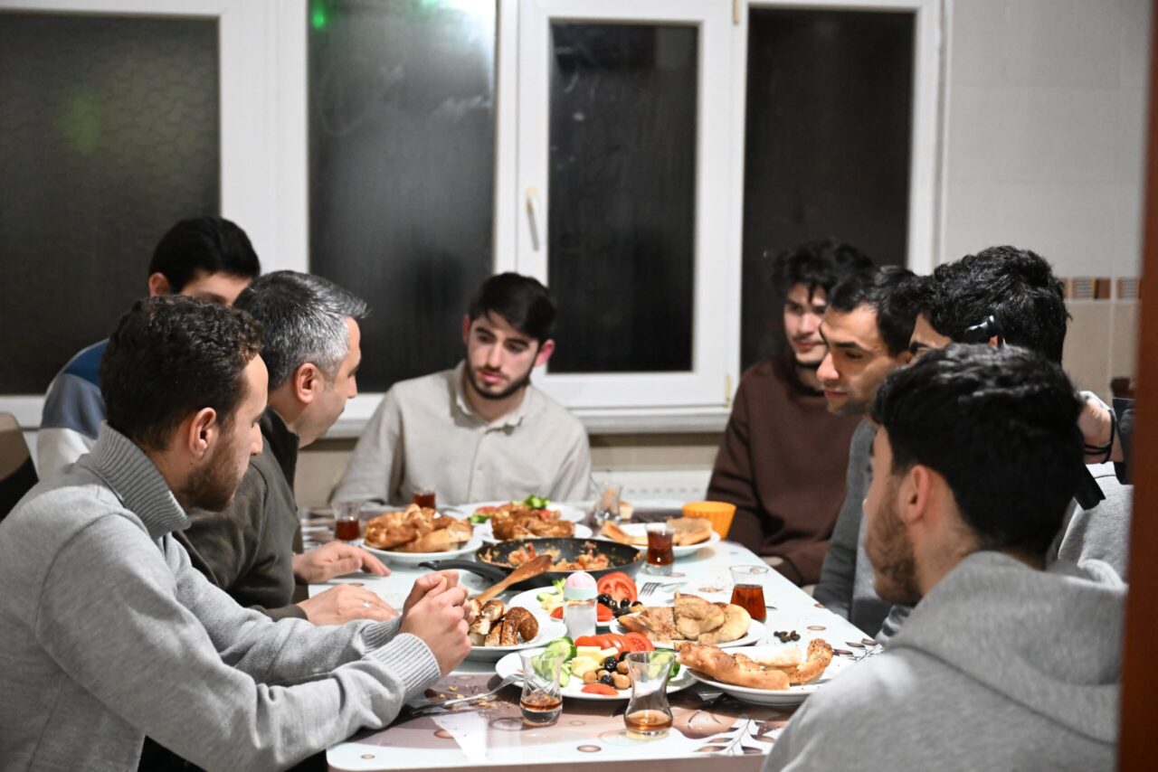 Başkan Yılmaz sahuru gençlerle yaptı Yıldırım Belediye Başkanı Oktay Yılmaz, Bursa Teknik Üniversitesi öğrencileriyle bir