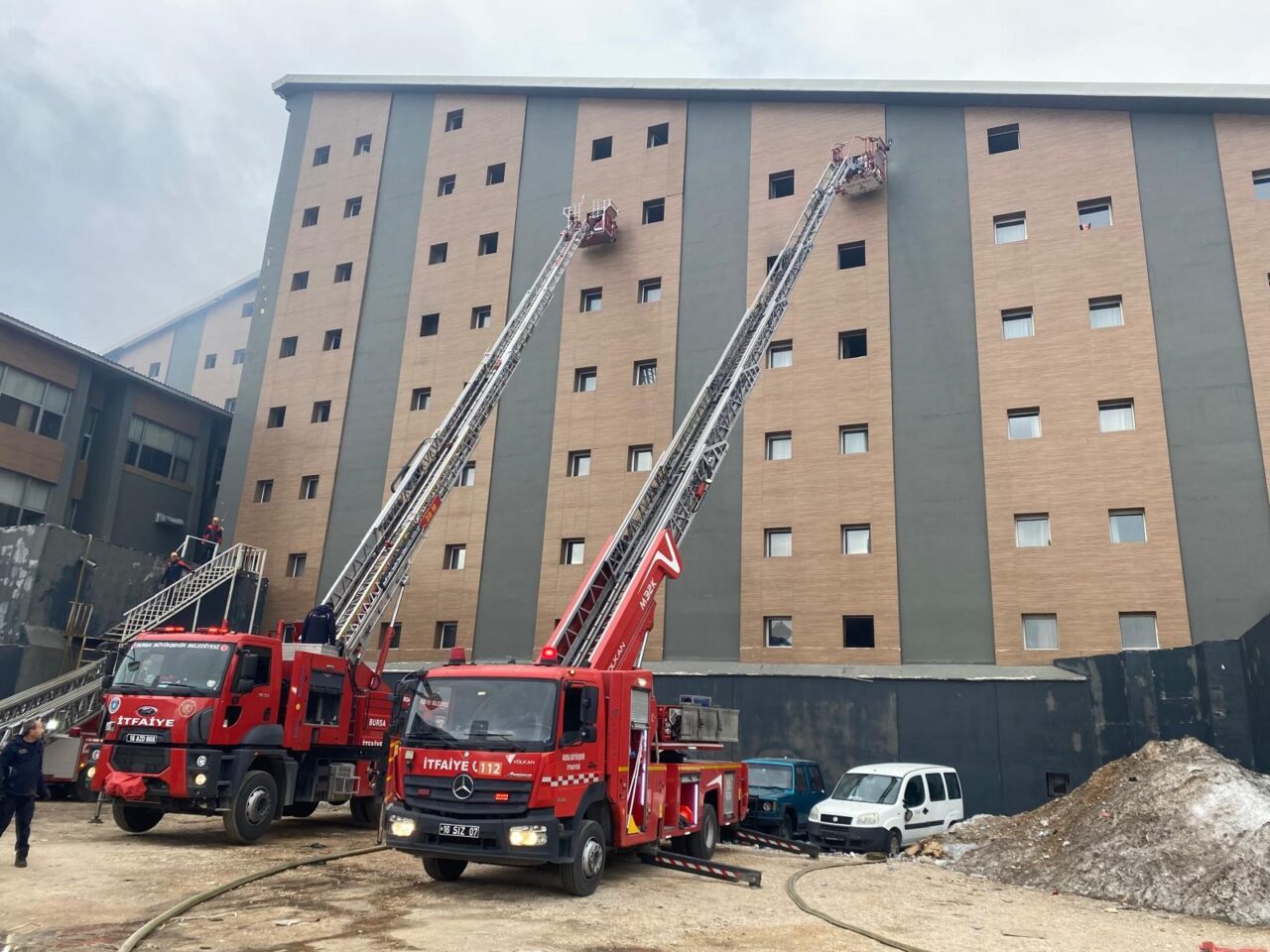 Uludağ’da yanan otelden ilk açıklama! Uludağ’da 2 kişinin ölümüyle sonuçlanan otel yangınında, Kervansaray Otel yönetimi