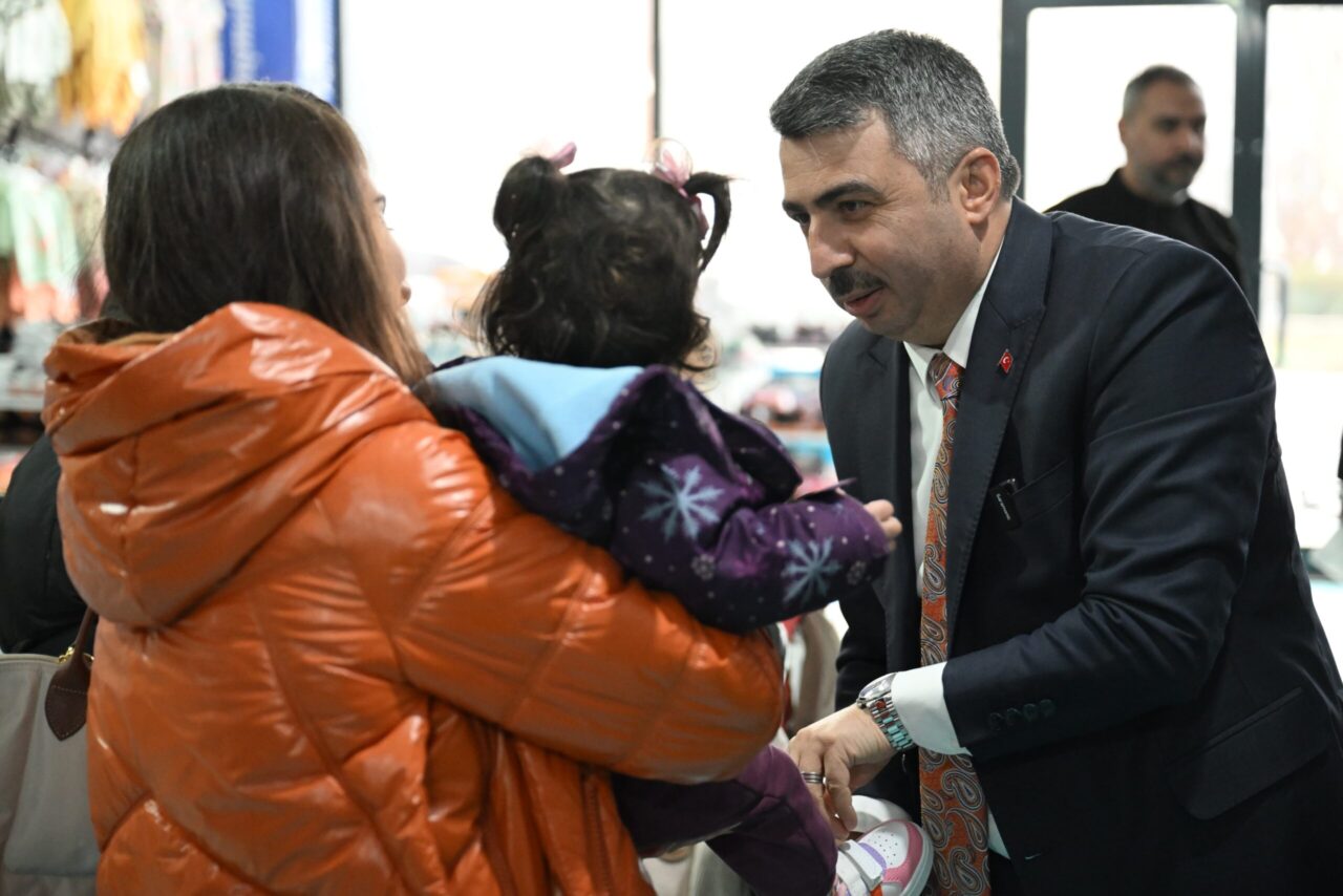 Yıldırım’da bayram erken geldi Mimarsinan Mahallesi’ndeki ‘Bayram Mağazası’nda çocukların sevincine ortak olan Yıldırım Belediye