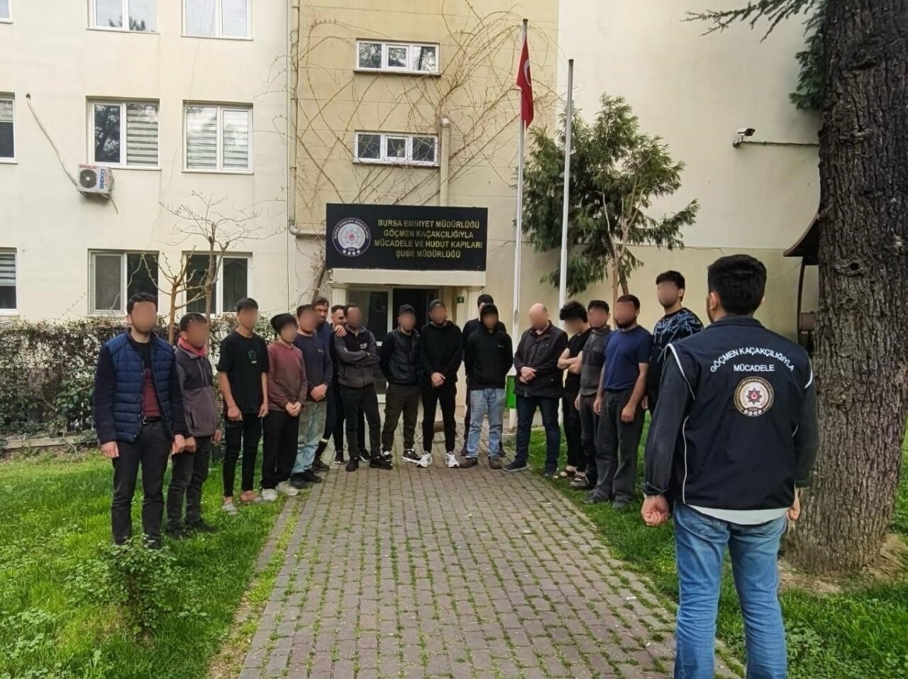 Bursa’da kaçak göçmen çalıştıranlara geçit yok! Bursa Emniyet Müdürlüğü Göçmen Kaçakçılığıyla Mücadele ve Hudut Kapıları Şube