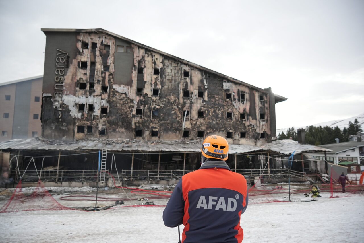 Uludağ’daki otel yangınıyla ilgili 4 kişi tutuklandı Dün sabaha karşı Uludağ Birinci Oteller Bölgesi’nde bulunan Kervansaray Otel’de