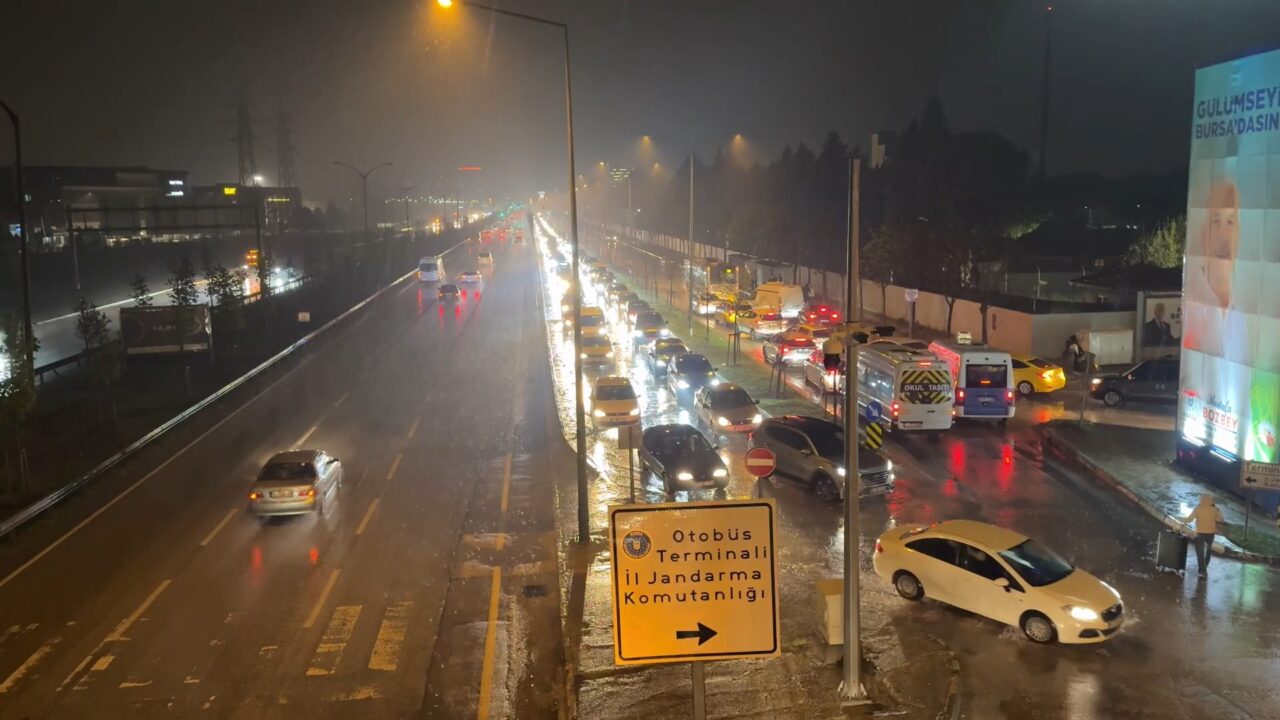 Bayram öncesi Bursa’da yoğun trafik! Ramazan Bayramı tatilini değerlendirmek isteyen Bursalıların kimi memleketine kimi ise